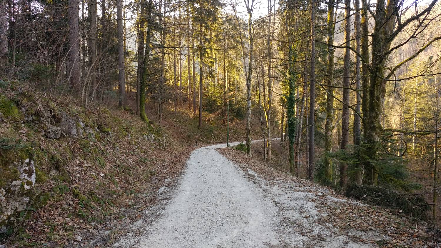 Nad Idrijo (pri rampi) - Koča na Hleviški planini slika 2