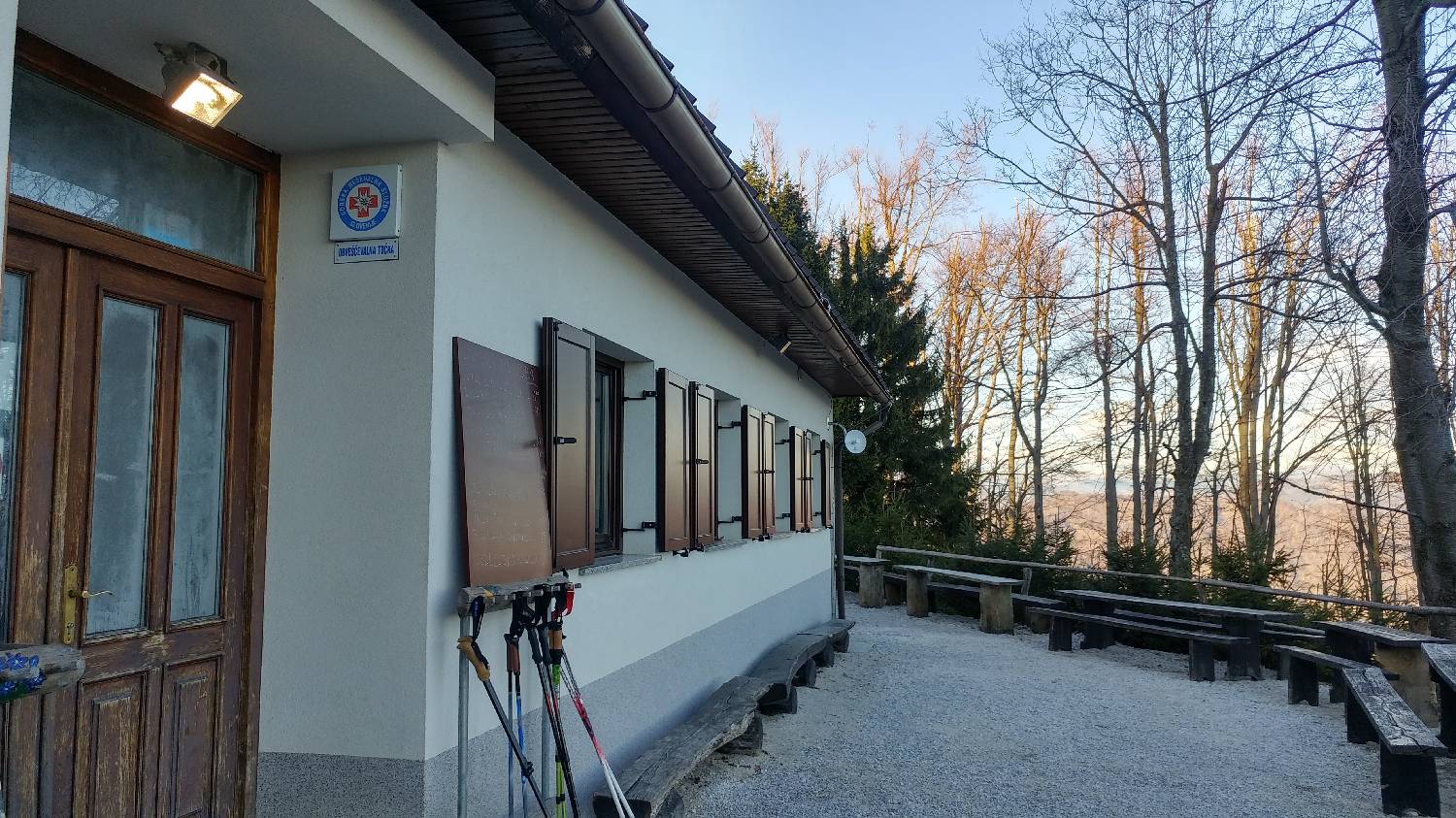 Nad Idrijo (pri rampi) - Koča na Hleviški planini slika 20