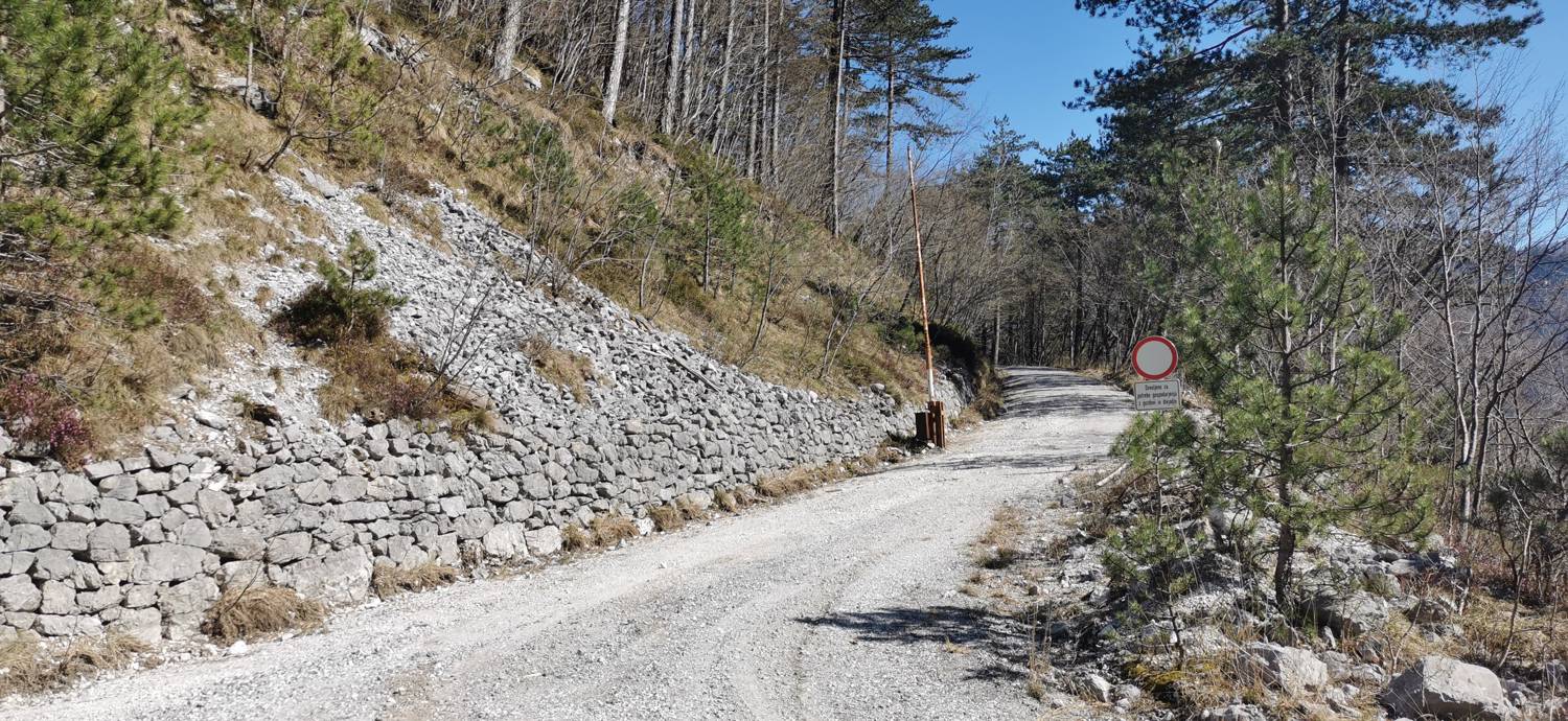 Parkirišče nad Kneškimi Ravnami main photo